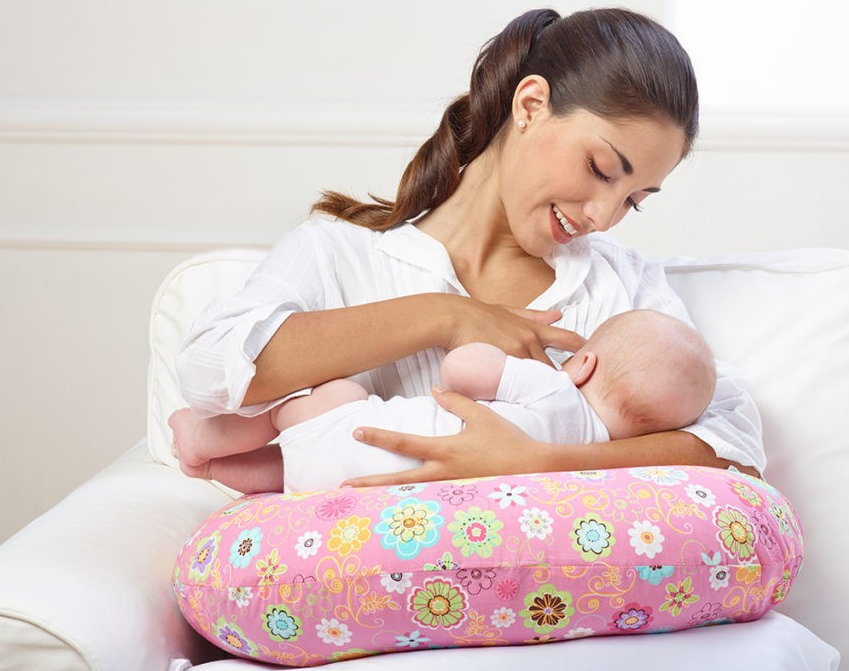 14 almofadas de amamentação para deixar a mãe e o bebê mais confortáveis