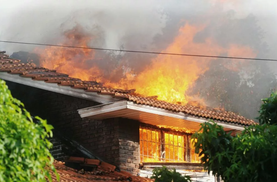 Incêndio destrói casa em Mandaguaçu neste domingo. Veja as imagens e ouça o relato da Tenente Luiziana Guimarães