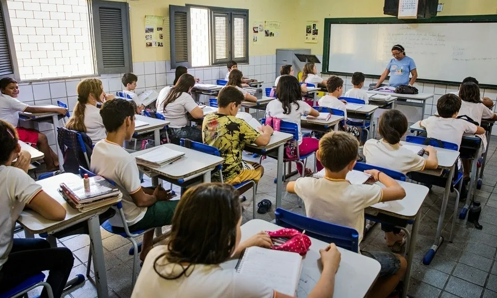 Sindicato ignora autoridades e orienta escolas particulares do Paraná a retomarem aulas extras e de reforço